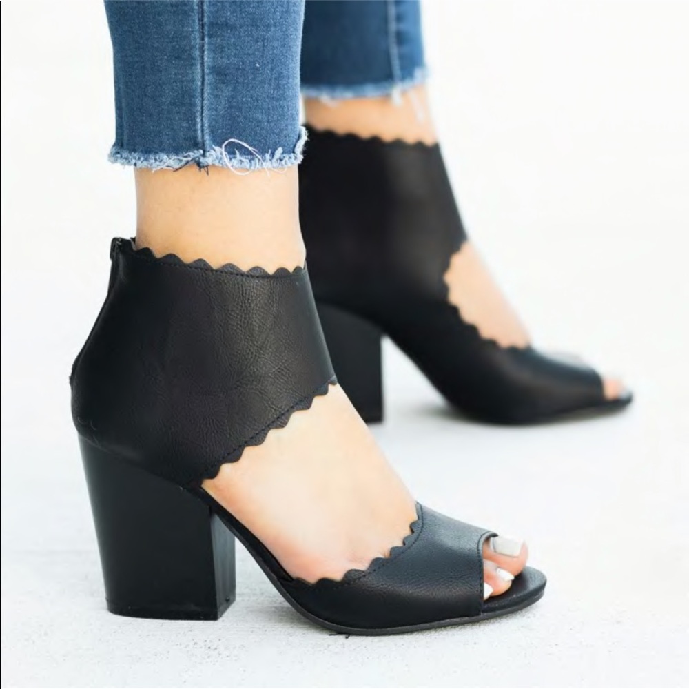 Scalloped Edges Cutout Chunky Heel Bootie - Picture 5 of 5